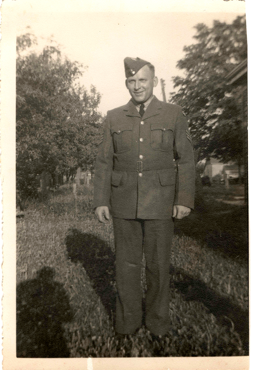 Photo of photos/Kenneth Campbell McLennan 1910-1988 soldier portrait